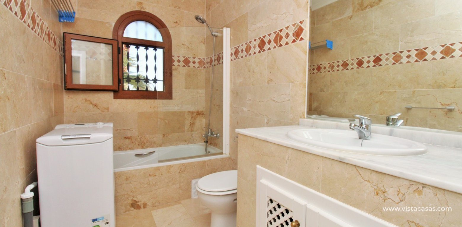Sofía-Style Townhouse For Sale in R9 Pau 8 Villamartin bathroom