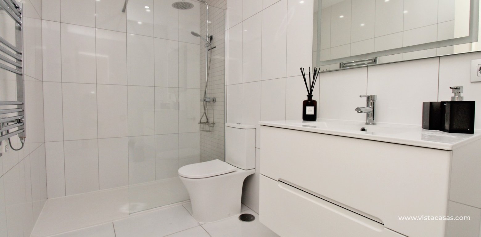 South Facing 2 Bed Apartment For Sale Near Villamartin Golf bathroom