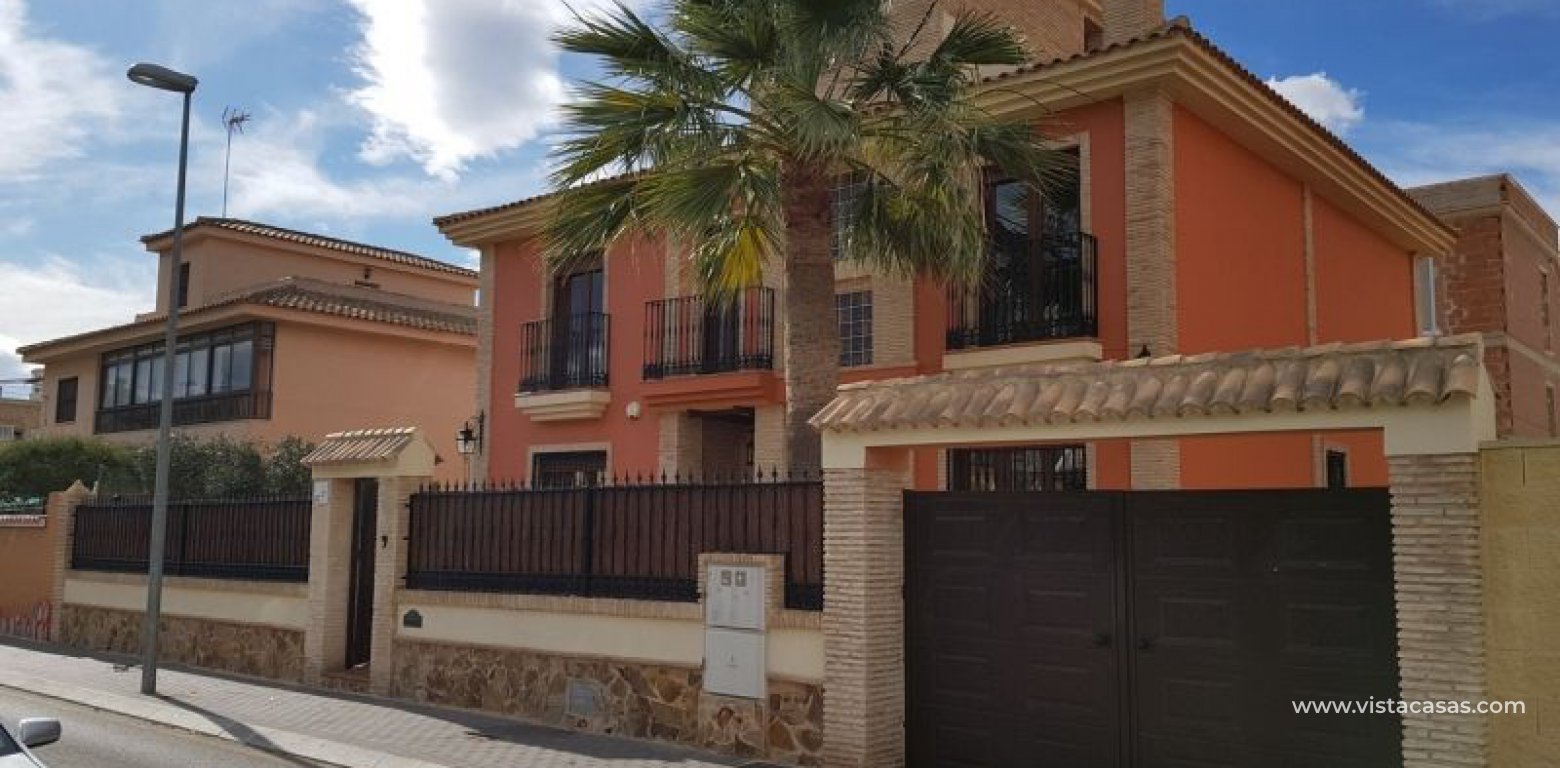 Resale - Villa - Torrevieja