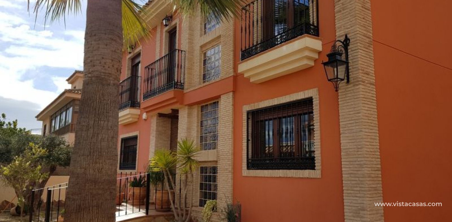 Resale - Villa - Torrevieja