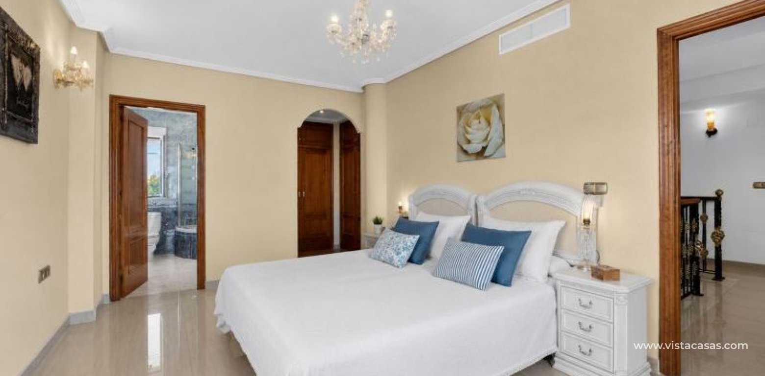Venta - Chalet - La Zenia