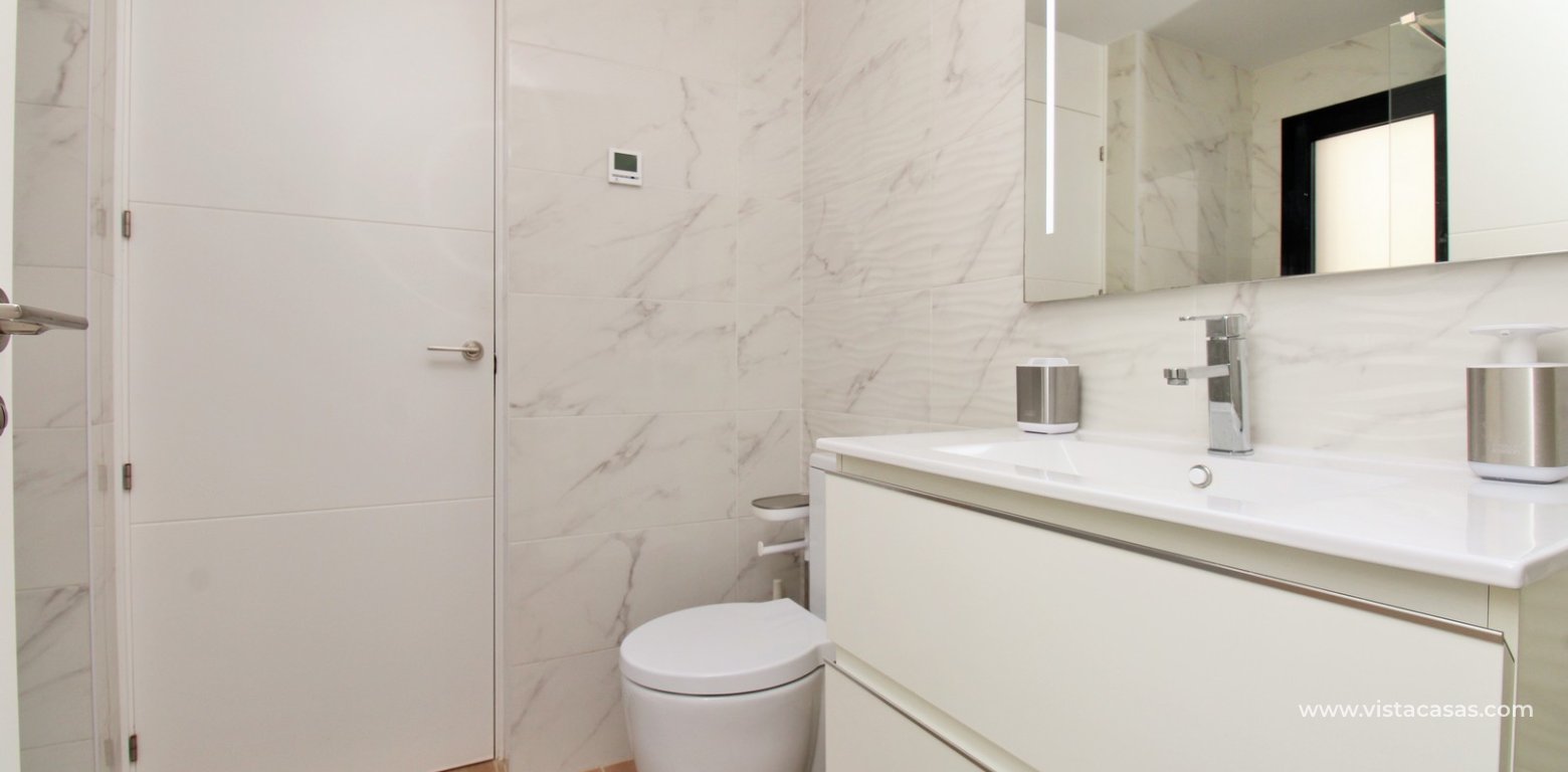 Modern 2 Bed Apartment For Sale in Palapa Golf Villamartin en-suite bathroom
