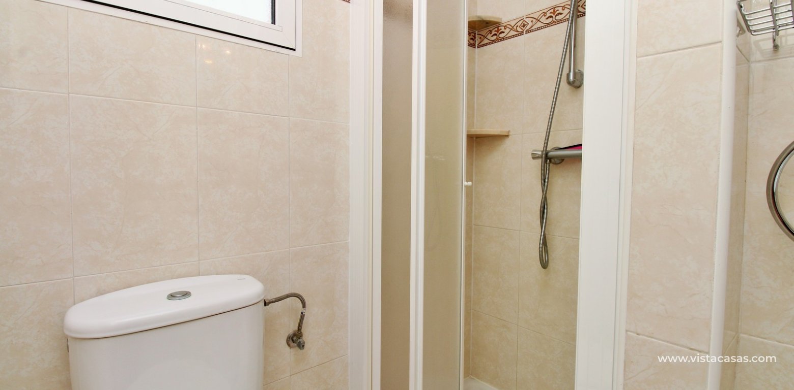 South-East Quad House Opposite Pool in Villamartin Inspiración 2 Pau 8 upstairs bathroom