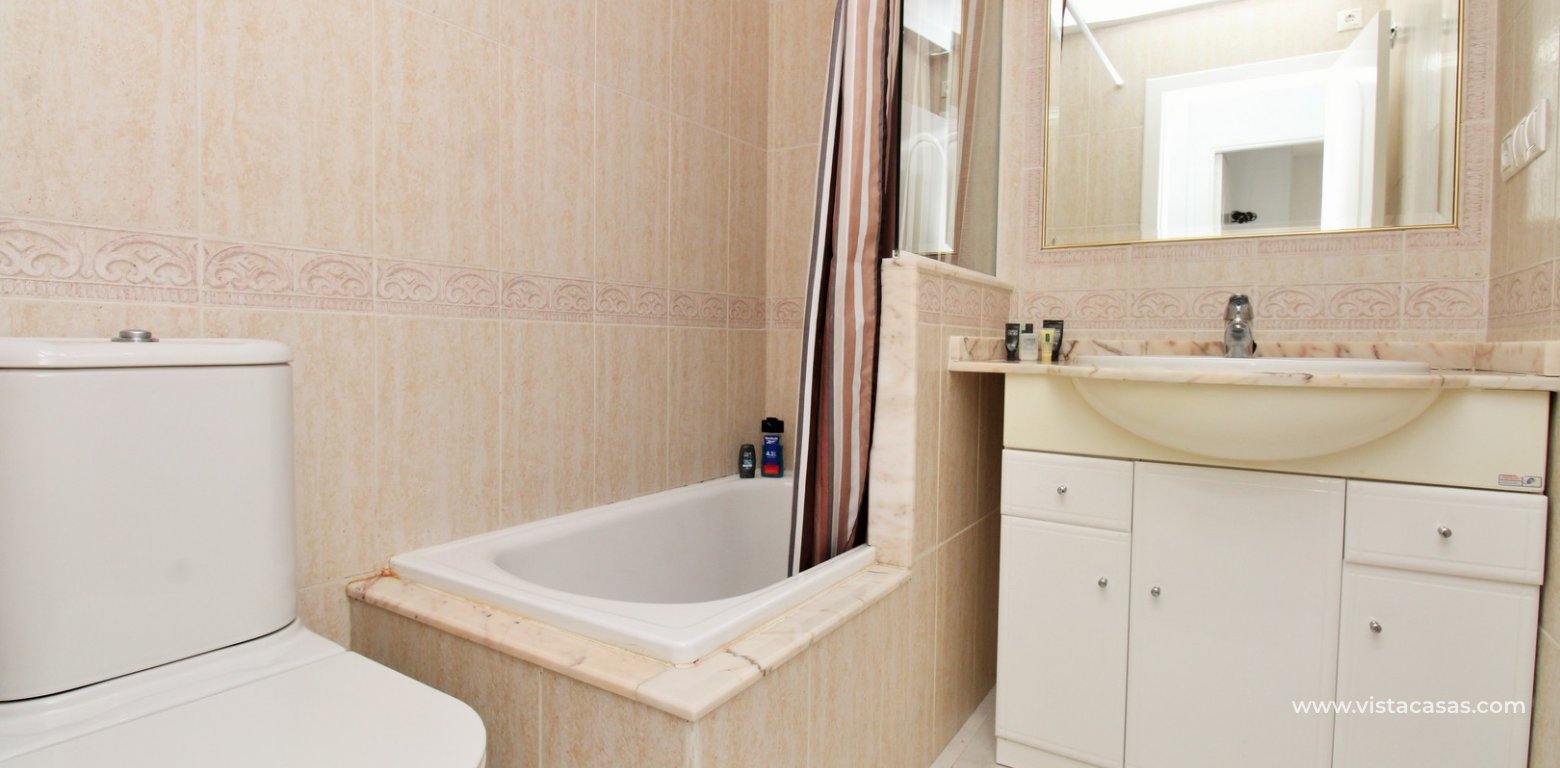 Ground floor apartment for sale in Miraflores V Pau 8 Villamartin bathroom