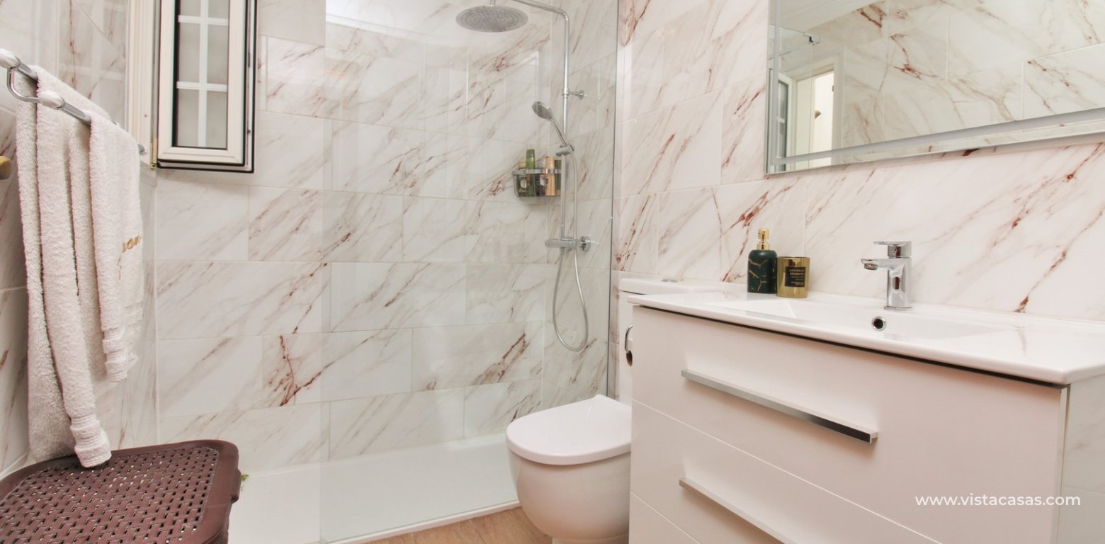 Top floor apartment in for sale Sol Golf PAU 8 Villamartin bathroom
