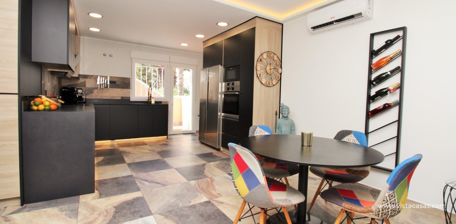 Fully renovated detached villa for sale in Las Violetas Villamartin dining area