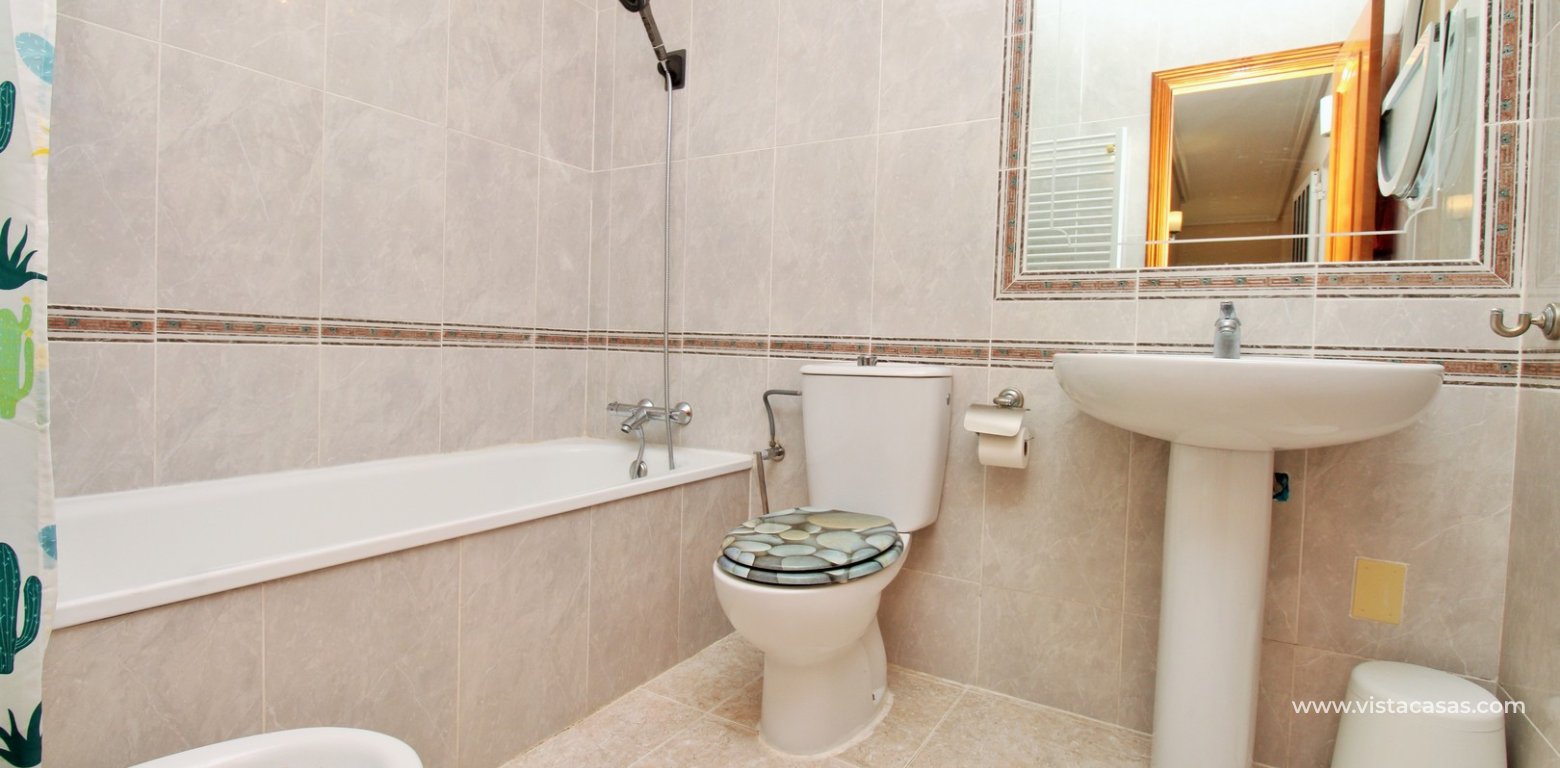 Detached villa with private pool for sale in Zodiaco VI Villamartin bathroom