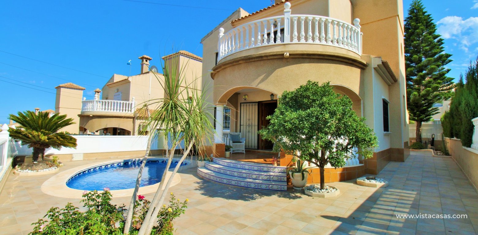 Detached villa with private pool for sale in Zodiaco VI Villamartin front