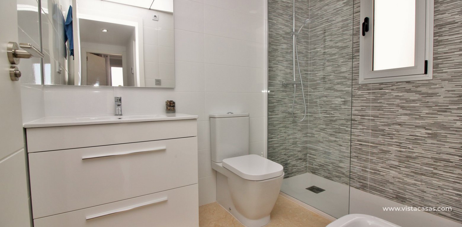 Penthouse apartment for sale in Sungolf Beach Villamartin bathroom