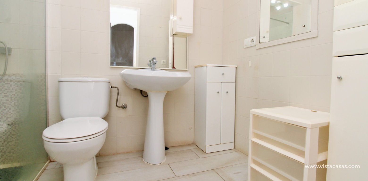 South-facing 2-bedroom bungalow for sale in Villamartin near La Fuente bathroom