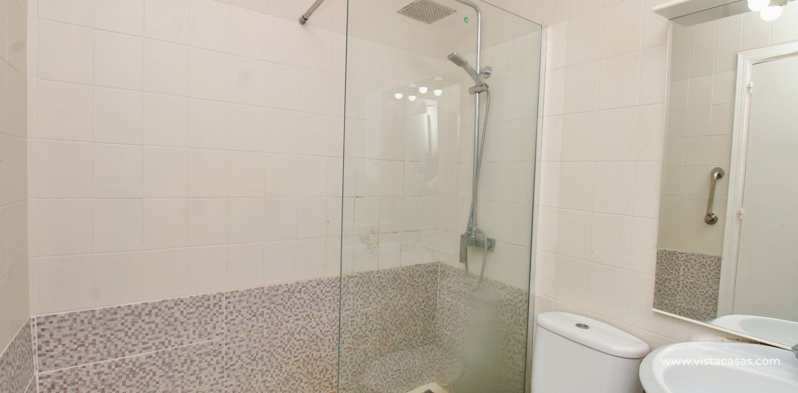 South-facing 2-bedroom bungalow for sale in Villamartin near La Fuente shower