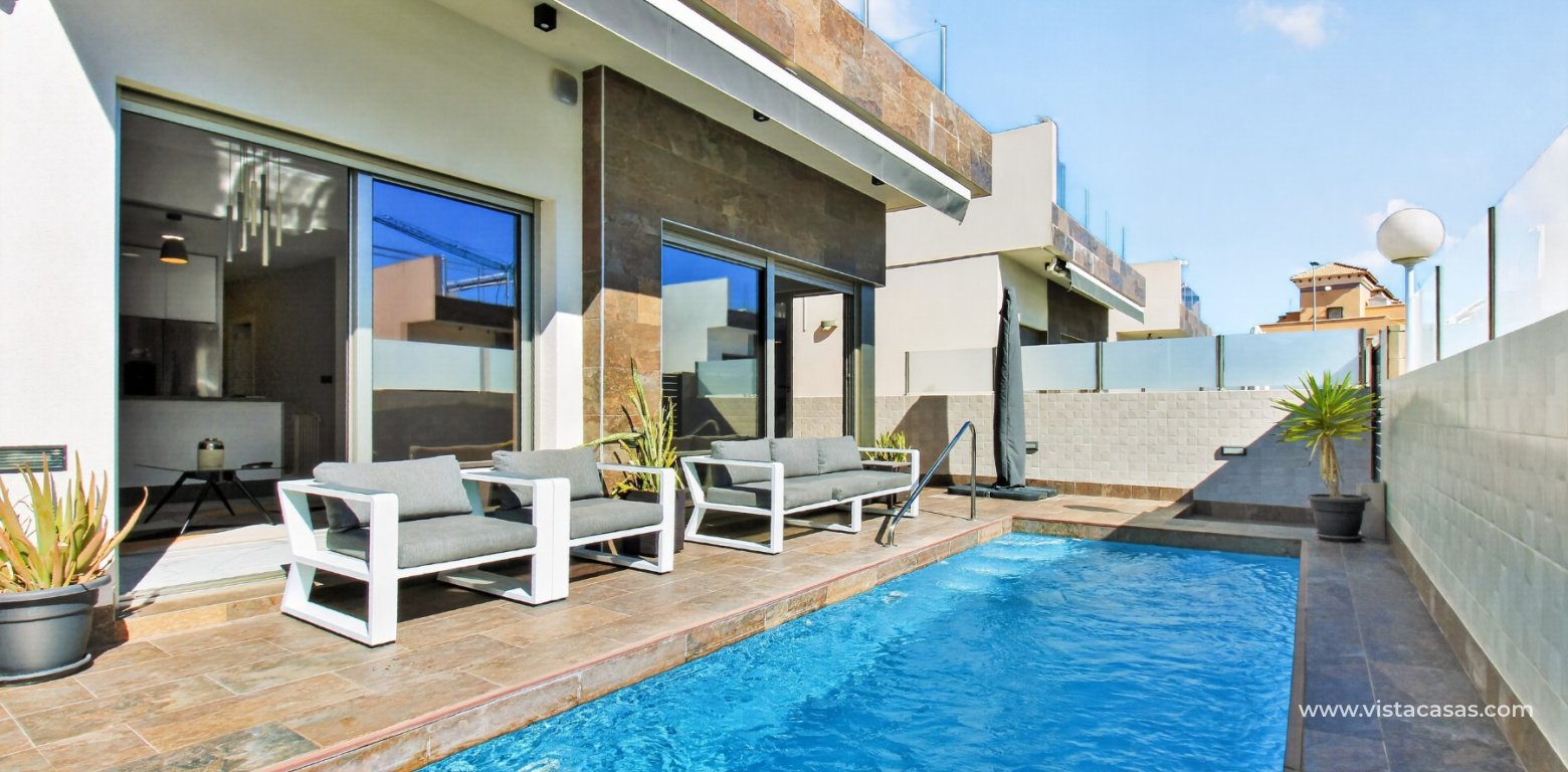 South-facing 4 bedroom villa for sale in Pink Paradise Villamartin pool