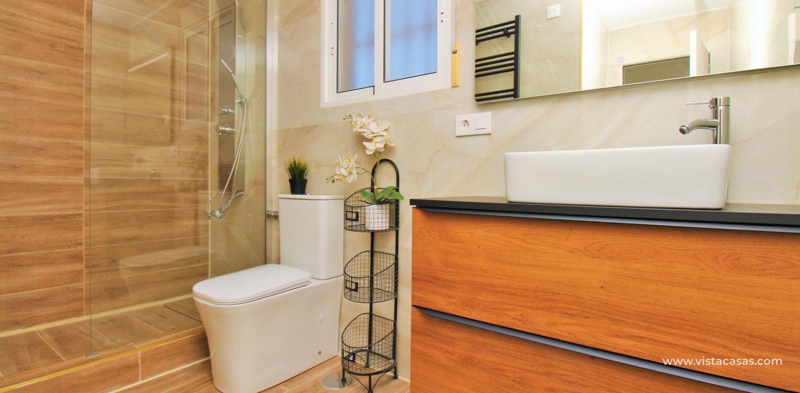 3 Bedroom Quad House with Solar Panels for sale in Villamartin bathroom
