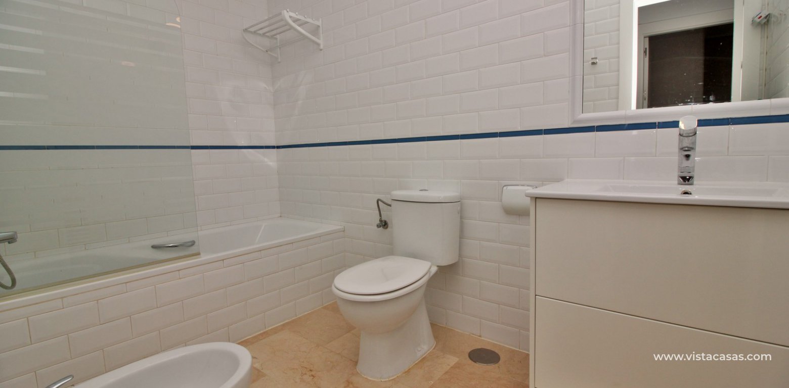 Buhardilla townhouse for sale in Pau 8 Villamartin Las Mariposas bathroom