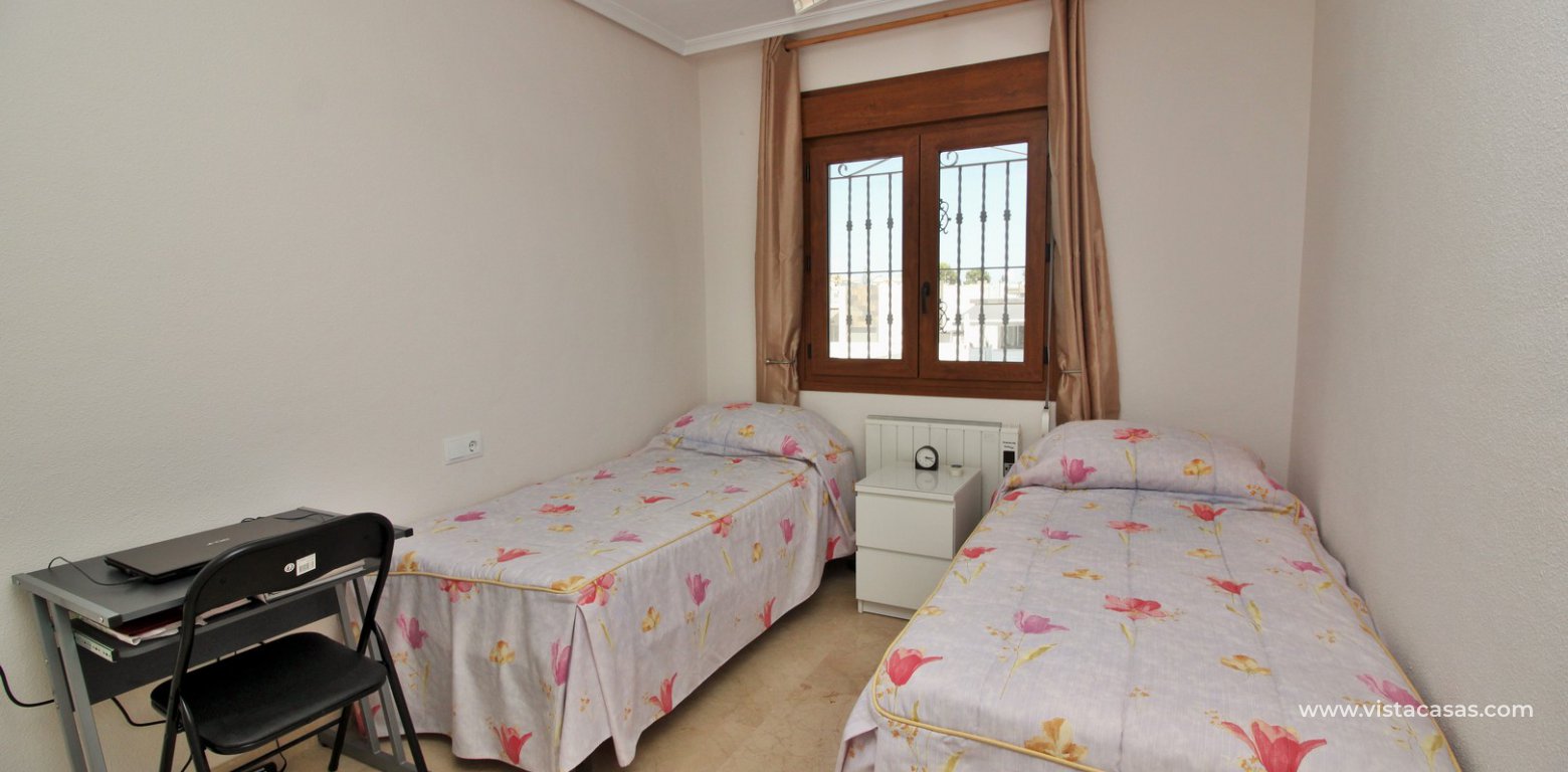 Buhardilla townhouse for sale in Pau 8 Villamartin Las Mariposas twin bedroom
