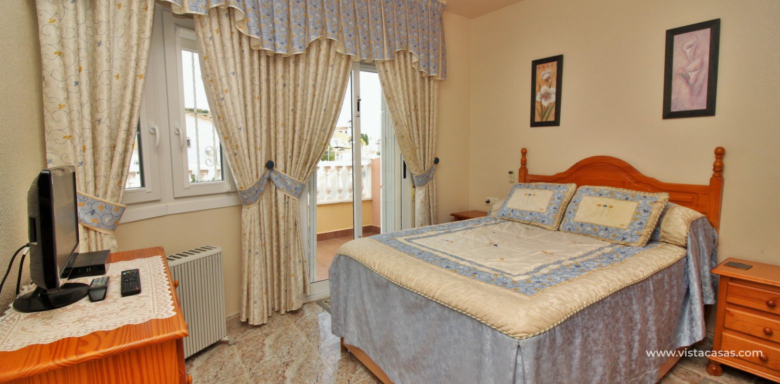 Townhouse for sale in Bosque de las Lomas Villamartin master bedroom