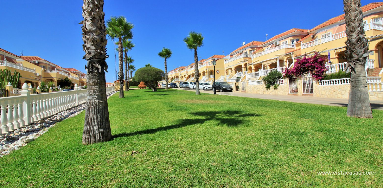Townhouse for sale in Bosque de las Lomas Villamartin communal gardens