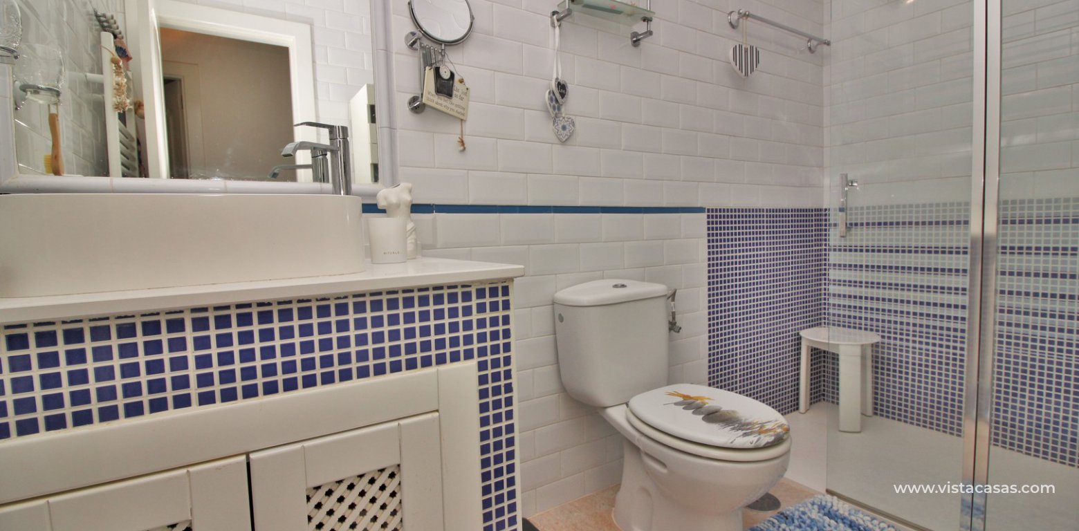 South facing Lola bungalow for sale Pau 8 Villamartin bathroom