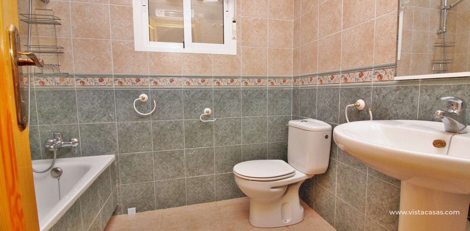 2 bedroom ground floor apartment for sale in Al Andaluza Villamartin bathroom
