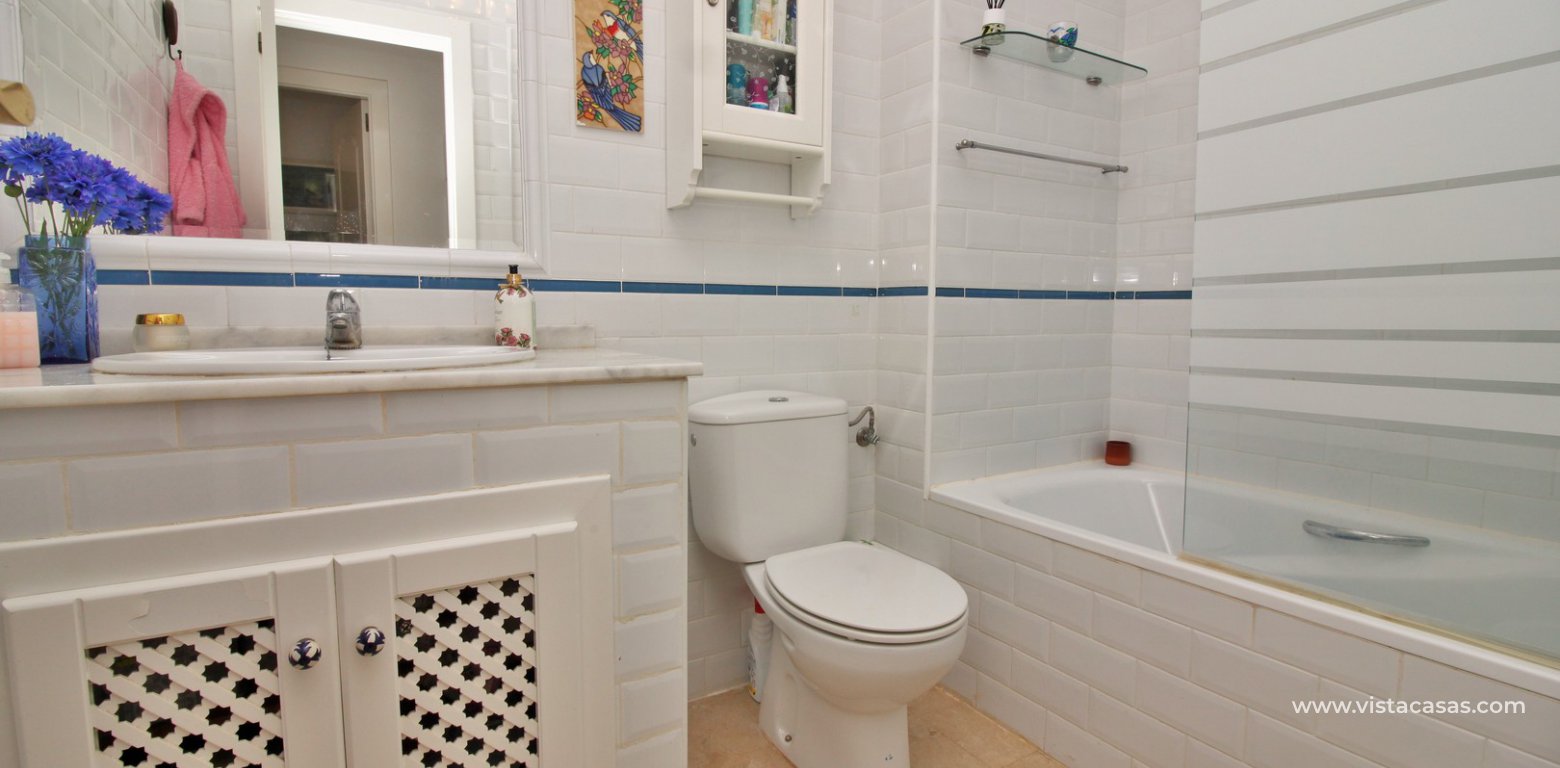 Top floor apartment for sale calle Otelo Pau 8 Villamartin bathroom